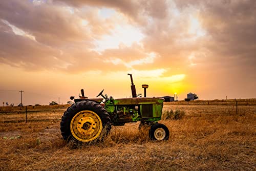 Снимка в стил Кънтри Печат (без рамка) Изображение на класическия трактора по залез слънце ненастным пролетта вечер във ферма в