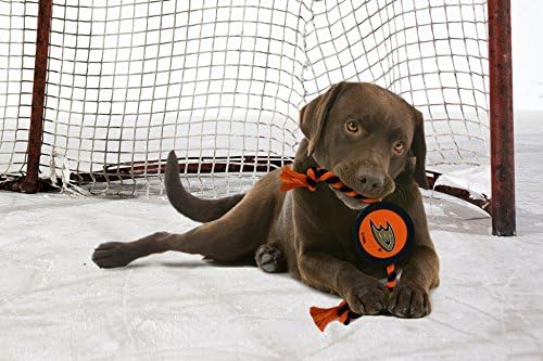 Първата гумена играчка за кучета Pets - играчка за домашни любимци NHL Seattle Kraken с хокейна шайба и сверхпрочными влековете тросами. Здрава играчка за кучета и котки във ф